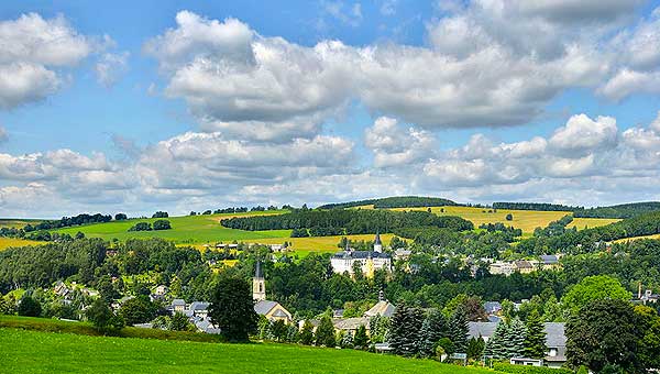 Blick vom Grundstück auf den Ort Neuhausen